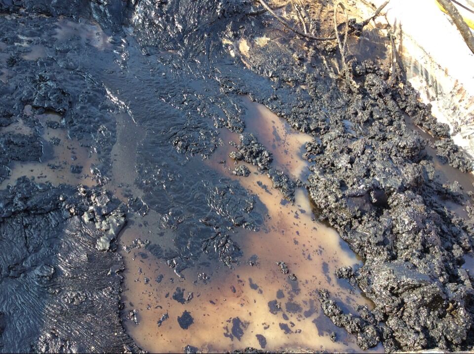 含油污水是原油、泥沙、水等的混合物。