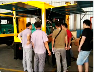 麻豆短视频免费版技术团队与工厂工作人员讨论产品