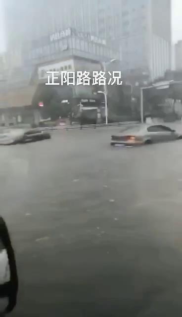 台风巴威造成青岛城市内涝，机动车熄火